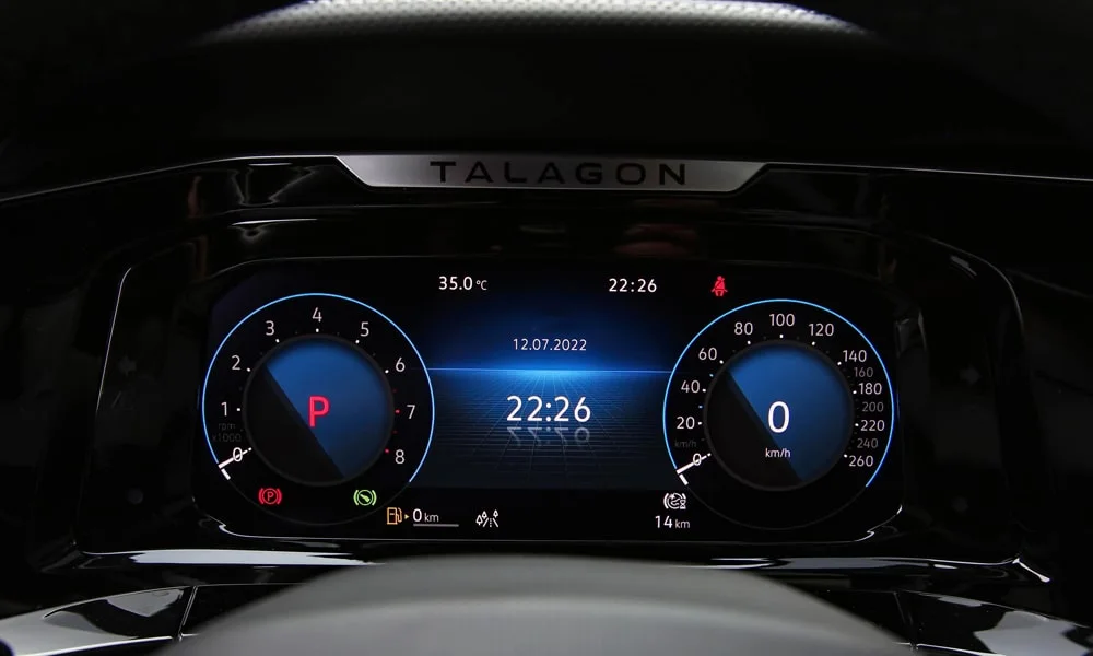 Фото Volkswagen Talagon — приборная панель. Экран приборов за рулём — вся ходовая информация перед глазами. Компоновка приборов настраивается в меню у большинства версий Volkswagen Talagon — приборная панель