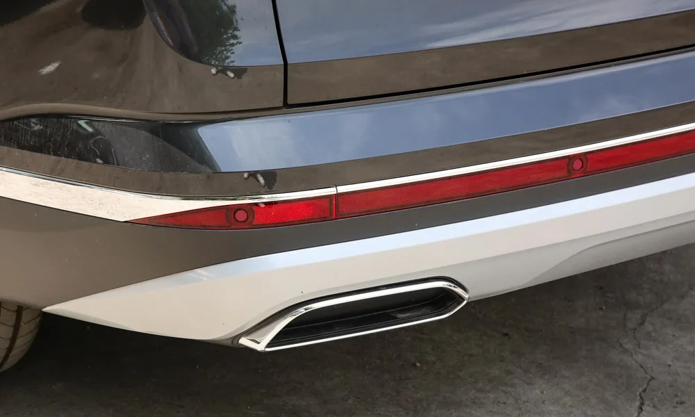 Фото Volkswagen Talagon — вид сзади, фото 4. Серый кузов сзади — фонари и бампер определяют ночной образ модели Volkswagen Talagon — вид сзади, фото 4