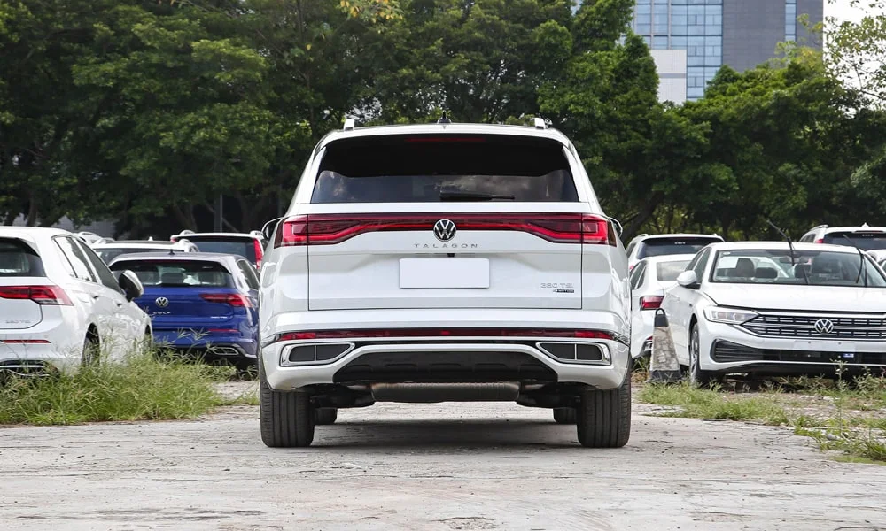Фото Volkswagen Talagon — вид сзади, фото 5. Графика фонарей, бампер и оформление пятой двери. Светодиодная полоса или раздельные секции — задняя оптика стала главным украшением кормы Volkswagen Talagon — вид сзади, фото 5