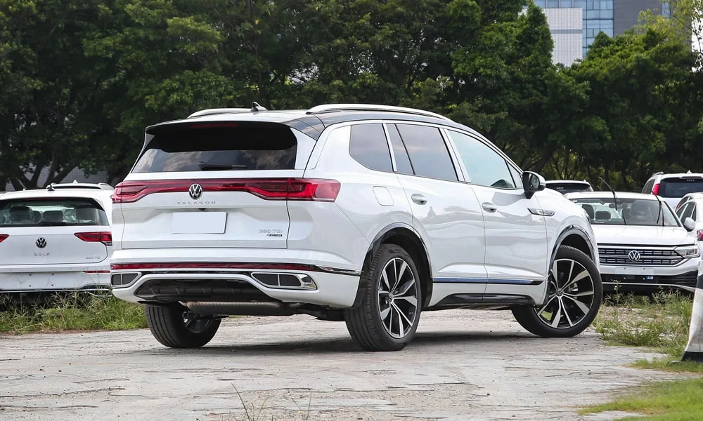 Фото Volkswagen Talagon — вид сзади, фото 6. Белый кузов сзади — фонари и бампер определяют ночной образ модели Volkswagen Talagon — вид сзади, фото 6