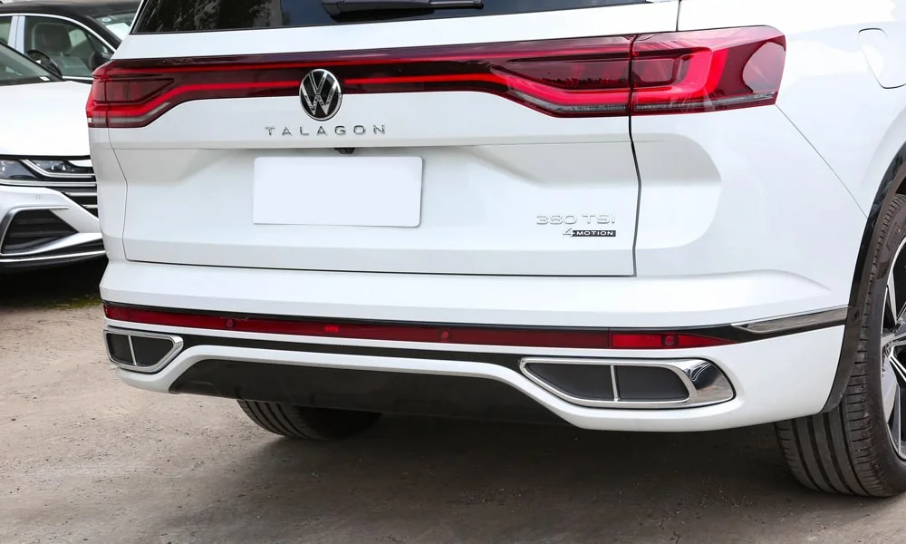 Фото Volkswagen Talagon — вид сзади, фото 8. Графика фонарей, бампер и оформление пятой двери. Светодиодная полоса или раздельные секции — задняя оптика стала главным украшением кормы Volkswagen Talagon — вид сзади, фото 8