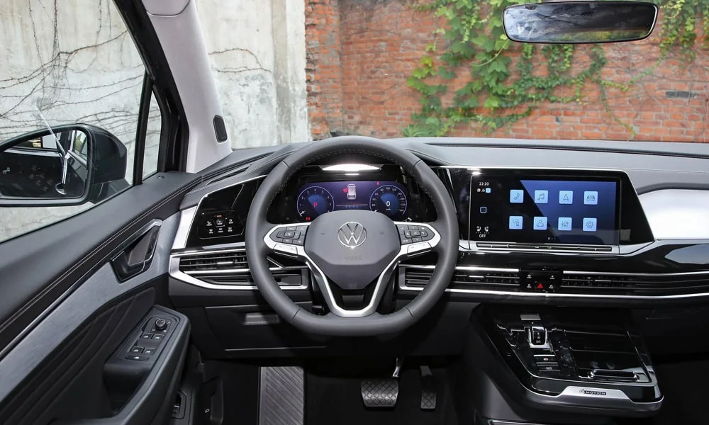 Фото Volkswagen Talagon — руль. Обшивка обода и компоновка спиц крупным планом. Обогрев обода — опция, которую оценят зимой Volkswagen Talagon — руль