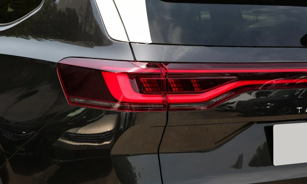 Фото Volkswagen Talagon — задние фонари. Рассеиватель фонаря вблизи: компоновка секций габарита, стопа и поворотника. Динамические поворотники с бегущей индикацией встречаются в старших комплектациях Volkswagen Talagon — задние фонари