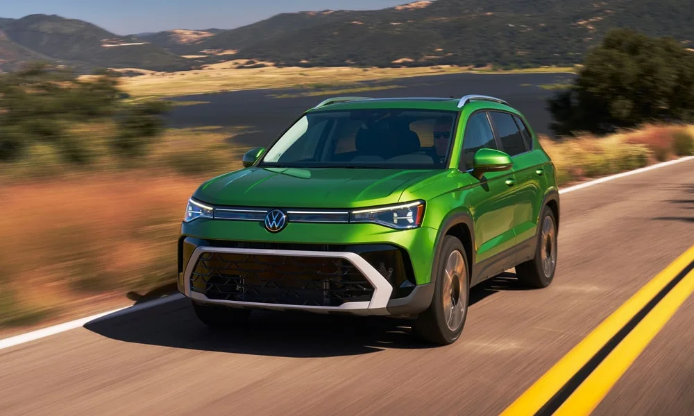 Фото Volkswagen Taos (2024) — вид спереди, фото 9. Передок в зелёном исполнении — крупная светотехника и выразительный бампер Volkswagen Taos (2024) — вид спереди, фото 9