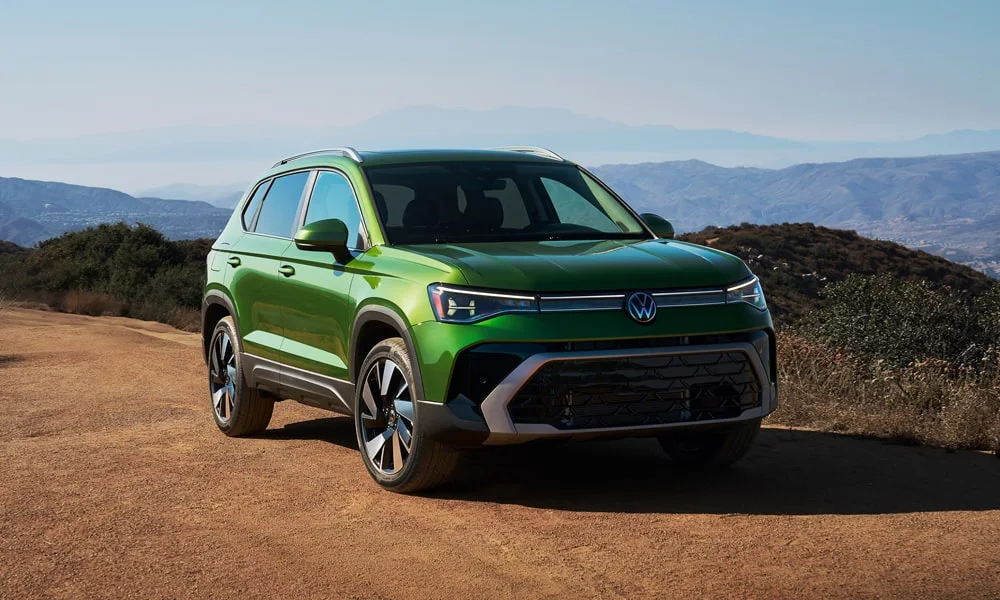 Фото Volkswagen Taos (2024) — вид спереди, фото 10. Анфас: пропорции капота, посадка кузова и графика ходовых огней Volkswagen Taos (2024) — вид спереди, фото 10