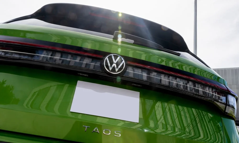 Фото Volkswagen Taos (2024) — вид сзади, фото 2. Корма в зелёном цвете: графика фонарей и пластика пятой двери. Насадки выхлопа или их имитация внизу бампера различают версии Volkswagen Taos (2024) — вид сзади, фото 2