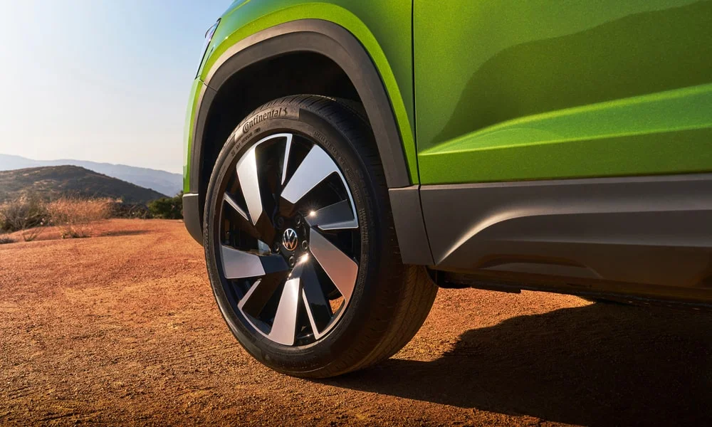 Фото Volkswagen Taos (2024) — вид сзади, фото 5. Корма в зелёном цвете: графика фонарей и пластика пятой двери. Насадки выхлопа или их имитация внизу бампера различают версии Volkswagen Taos (2024) — вид сзади, фото 5