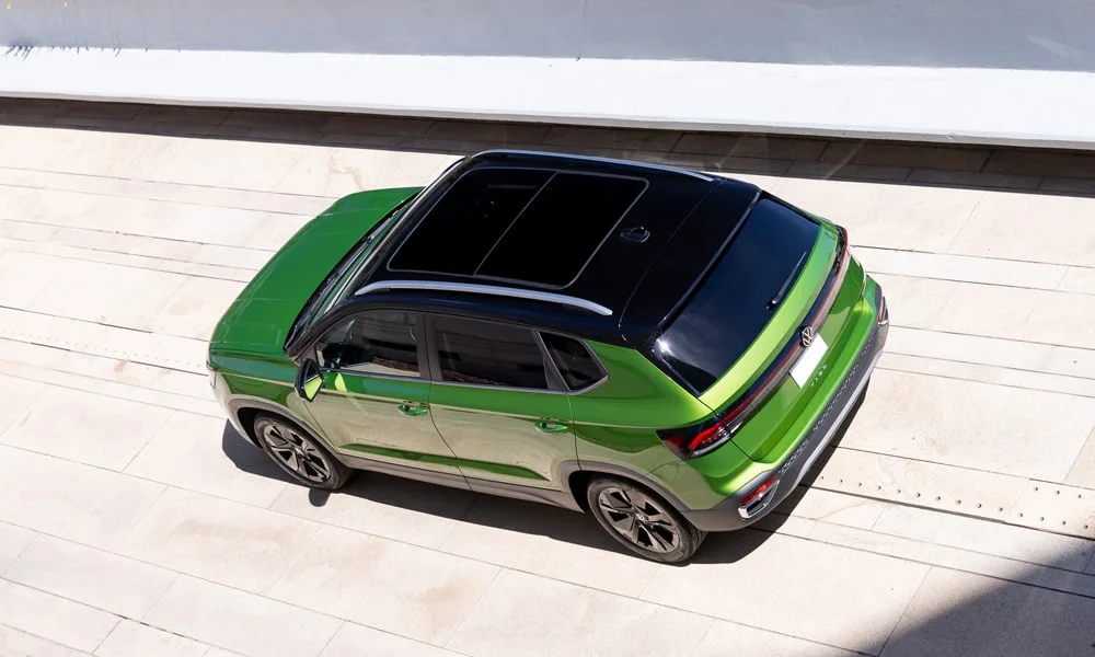 Фото Volkswagen Taos (2024) — крыша, фото 7. Линия крыши и панорамное остекление с высоты Volkswagen Taos (2024) — крыша, фото 7