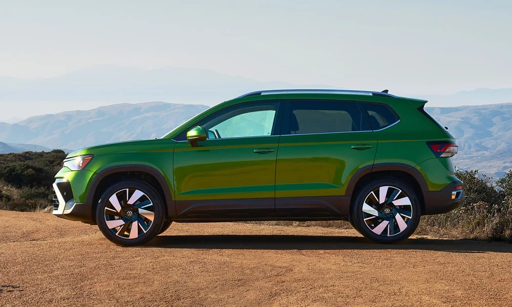 Фото Volkswagen Taos (2024) — вид сбоку, фото 2. Профиль в зелёном цвете: соотношение колёсной базы и свесов. Длинная база — простор второго ряда; короткие свесы упрощают парковку Volkswagen Taos (2024) — вид сбоку, фото 2