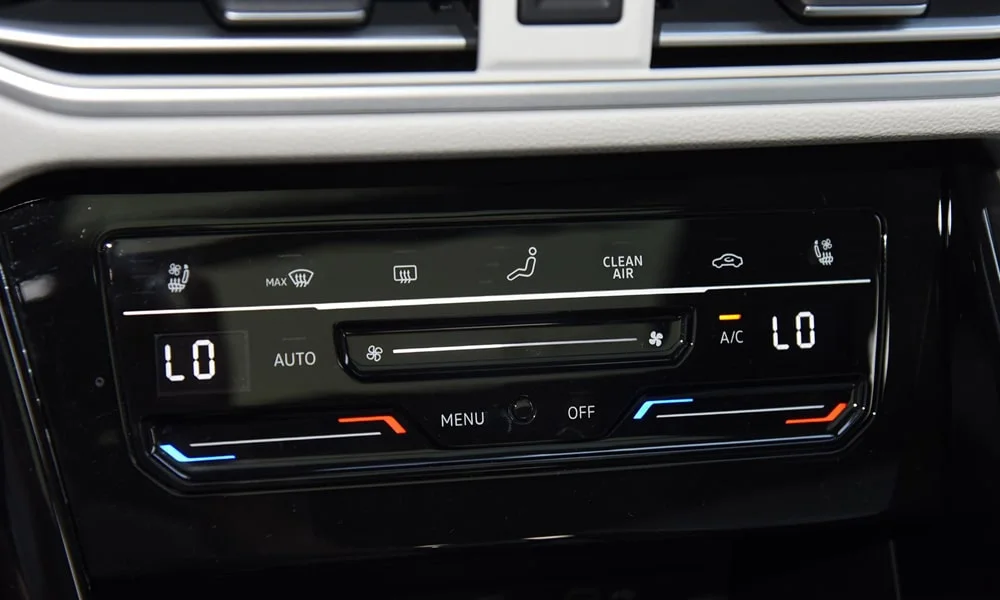 Фото Volkswagen Tayron X — блок климат-контроля. Физические клавиши температуры и обдува Volkswagen Tayron X — блок климат-контроля