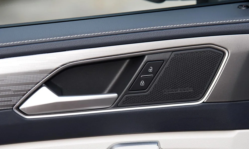 Фото Volkswagen Tayron X — дверная карта. Подлокотник, динамик и блок стеклоподъёмников Volkswagen Tayron X — дверная карта