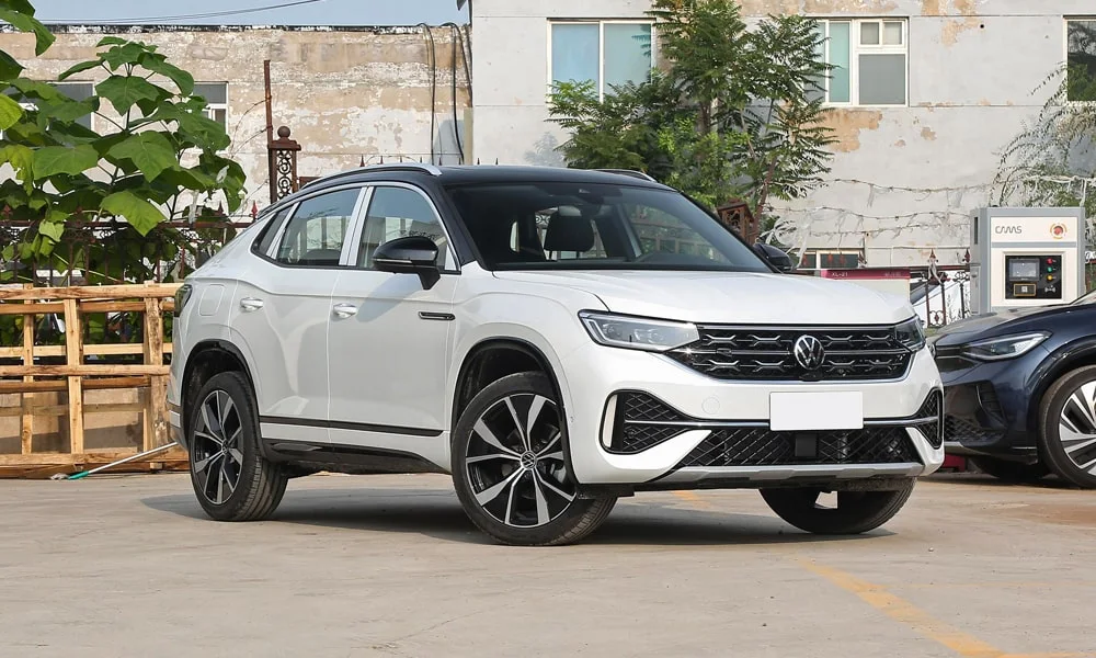 Фото Volkswagen Tayron X — вид спереди, фото 3. Анфас: пропорции капота, посадка кузова и графика ходовых огней. Рисунок ходовых огней — подпись модели, по нему её узнают в потоке Volkswagen Tayron X — вид спереди, фото 3