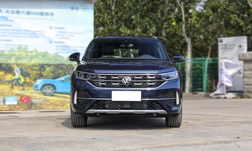Фото Volkswagen Tayron X — вид спереди, фото 4. Оптика, решётка и бампер — первое впечатление о модели. Дневные ходовые огни включаются автоматически с запуском Volkswagen Tayron X — вид спереди, фото 4