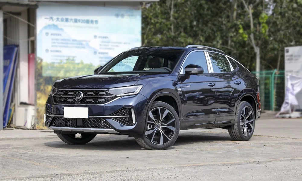 Фото Volkswagen Tayron X — вид спереди, фото 5. Анфас: пропорции капота, посадка кузова и графика ходовых огней Volkswagen Tayron X — вид спереди, фото 5
