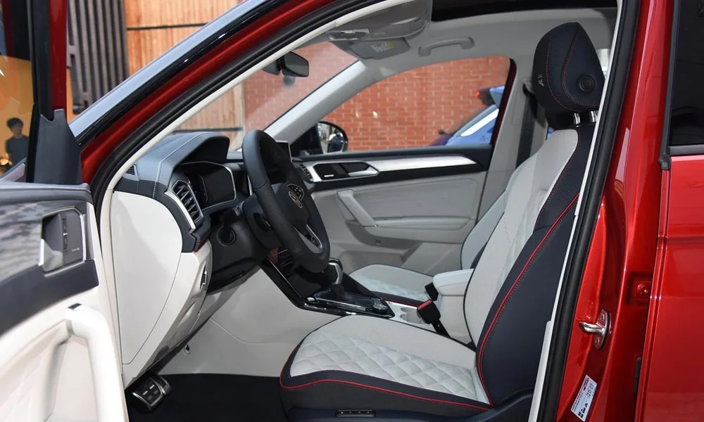 Фото Volkswagen Tayron X — передние сиденья. Профиль кресел: боковая поддержка и подголовники Volkswagen Tayron X — передние сиденья