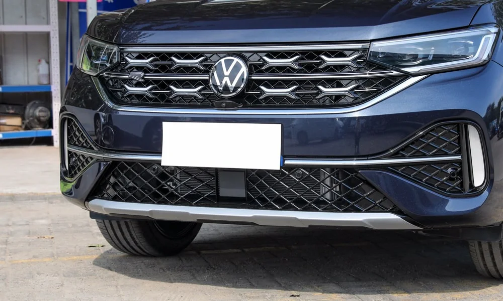 Фото Volkswagen Tayron X — решётка радиатора, фото 2. Рисунок решётки: сетка, ламели или глухая панель у электроверсий. Активные жалюзи за решёткой закрываются на трассе ради аэродинамики — есть у ряда моделей Volkswagen Tayron X — решётка радиатора, фото 2