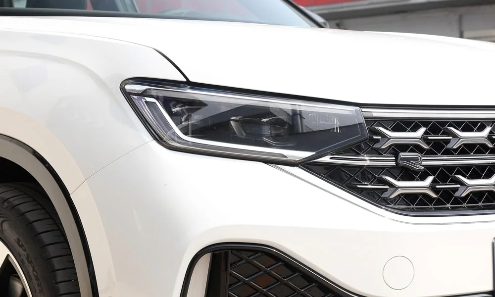 Фото Volkswagen Tayron X — передняя оптика. Фара вблизи — самый детализированный элемент экстерьера. Автоматический дальний свет сам переключается при встречном разъезде — есть у ряда версий Volkswagen Tayron X — передняя оптика