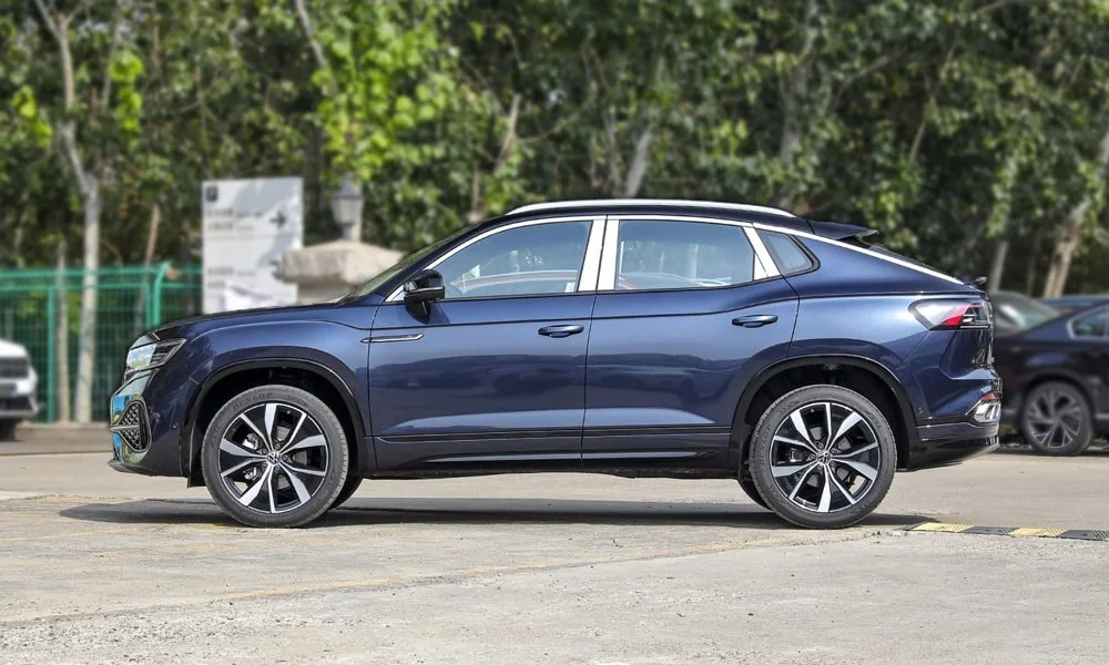 Фото Volkswagen Tayron X — вид сбоку, фото 2. Профиль кузова: колёсная база, свесы и линия остекления. Длинная база — простор второго ряда; короткие свесы упрощают парковку Volkswagen Tayron X — вид сбоку, фото 2