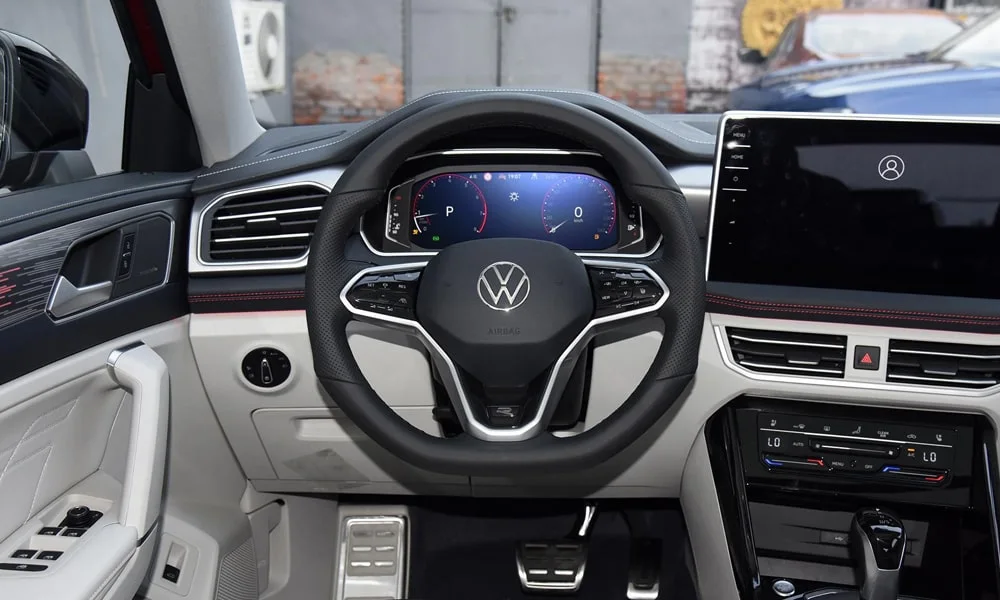 Фото Volkswagen Tayron X — руль. Обшивка обода и компоновка спиц крупным планом. Обогрев обода — опция, которую оценят зимой Volkswagen Tayron X — руль