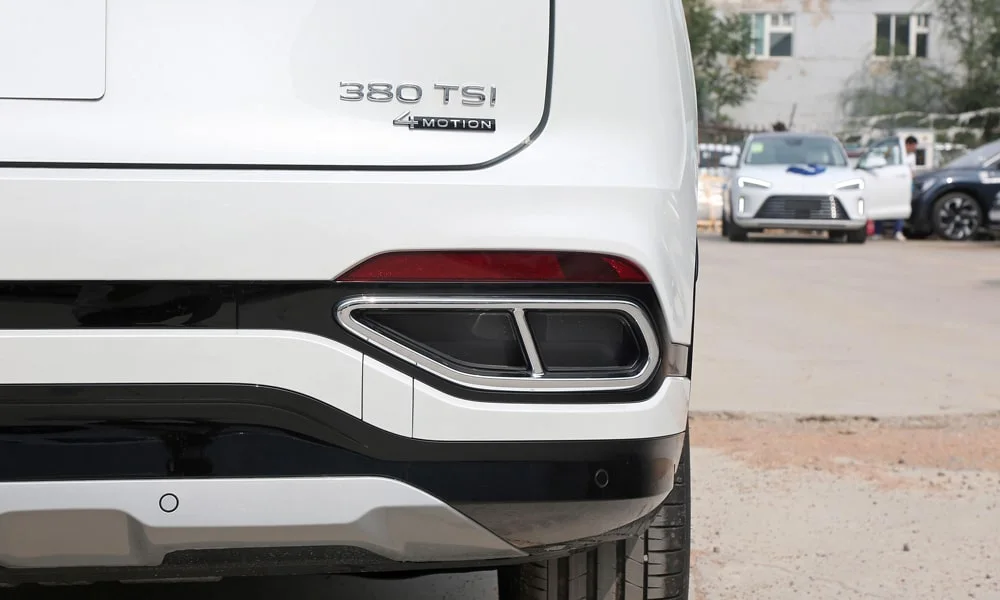 Фото Volkswagen Tayron X — задние фонари, фото 2. Рассеиватель фонаря вблизи: компоновка секций габарита, стопа и поворотника. Динамические поворотники с бегущей индикацией встречаются в старших комплектациях Volkswagen Tayron X — задние фонари, фото 2