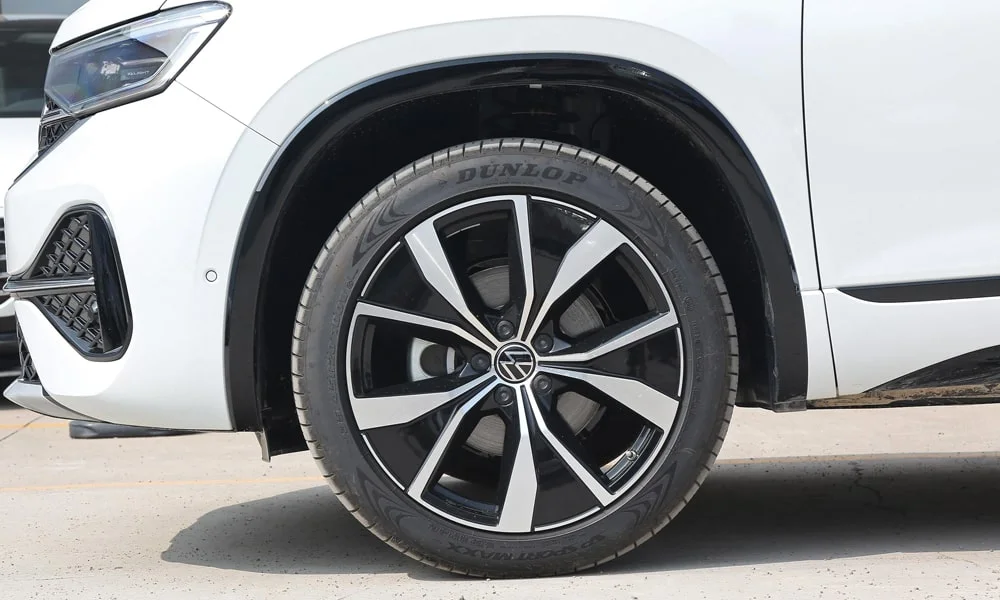 Фото Volkswagen Tayron X — колесо и диск. Дизайн спиц и профиль резины крупным планом Volkswagen Tayron X — колесо и диск