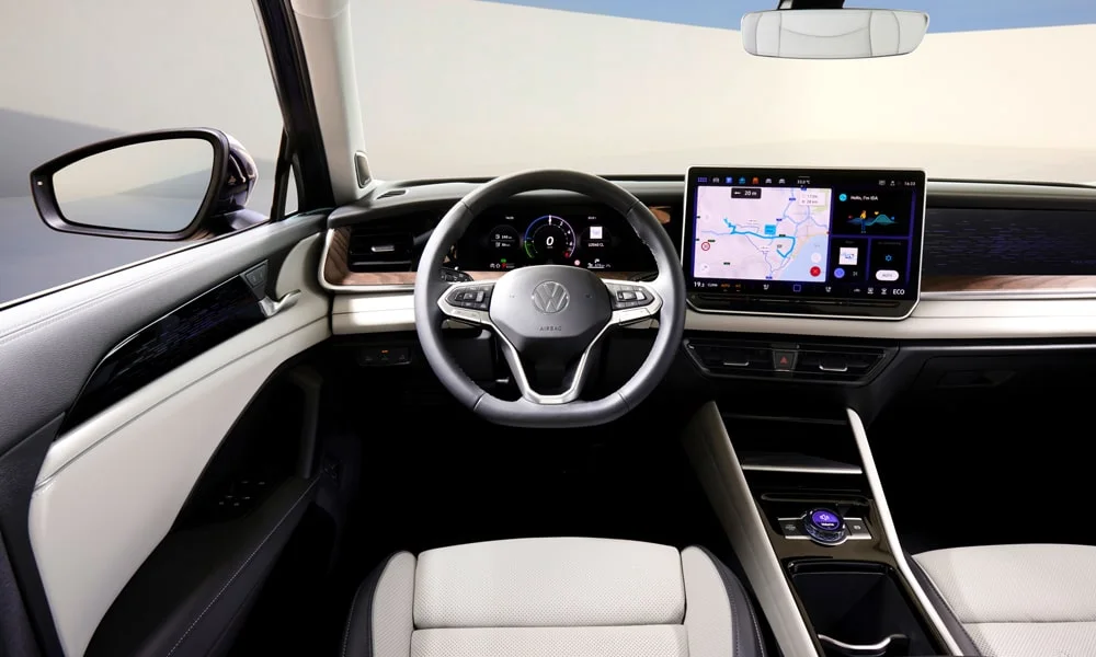 Фото Volkswagen Tayron (2024) — передняя панель. Передняя панель в светло-серой отделке: расположение экранов и дефлекторов. Минимум физических кнопок — ставка на экранное управление Volkswagen Tayron (2024) — передняя панель