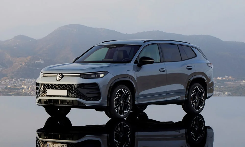 Фото Volkswagen Tayron (2024) — вид спереди, фото 6. Оптика, решётка и бампер — первое впечатление о модели. Рисунок ходовых огней — подпись модели, по нему её узнают в потоке Volkswagen Tayron (2024) — вид спереди, фото 6