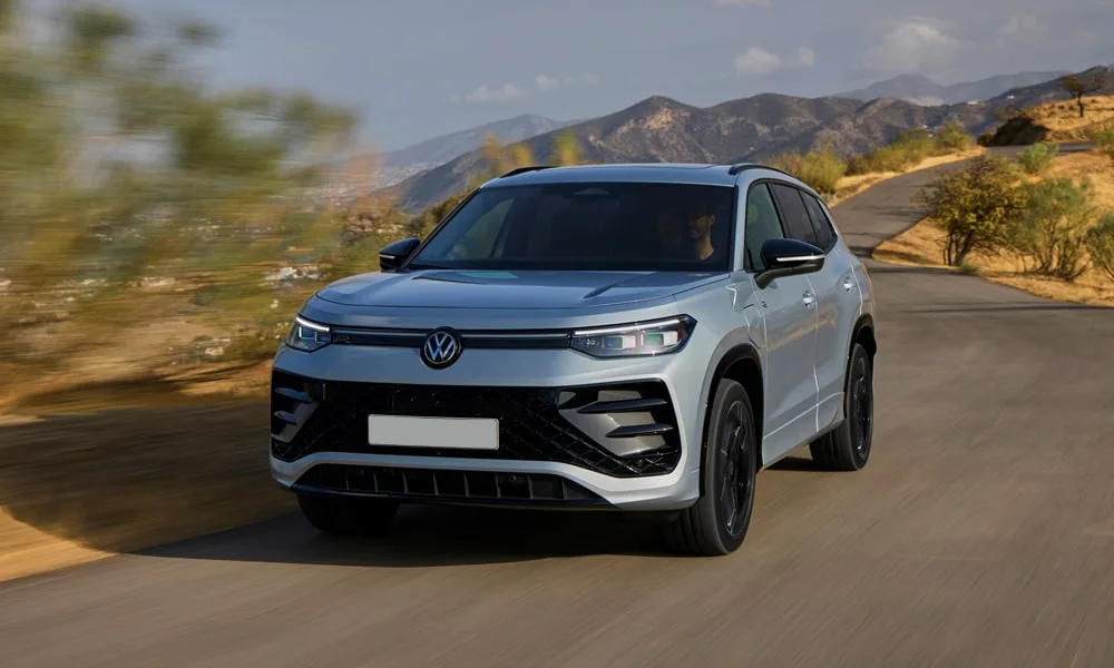 Фото Volkswagen Tayron (2024) — вид спереди, фото 8. Передок в белом исполнении — крупная светотехника и выразительный бампер. Дневные ходовые огни включаются автоматически с запуском Volkswagen Tayron (2024) — вид спереди, фото 8
