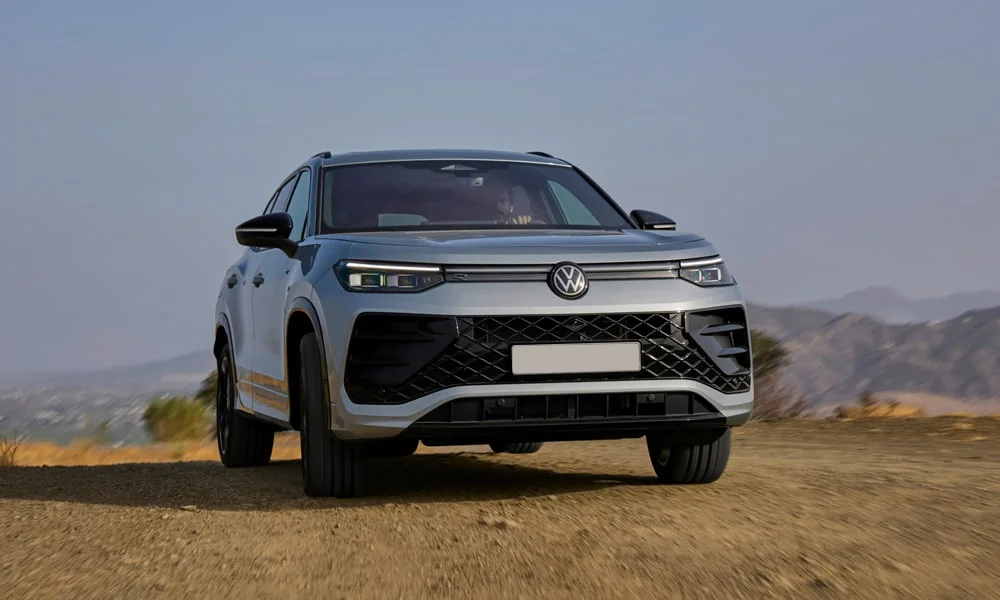 Фото Volkswagen Tayron (2024) — вид спереди, фото 9. Оптика, решётка и бампер — первое впечатление о модели. Дневные ходовые огни включаются автоматически с запуском Volkswagen Tayron (2024) — вид спереди, фото 9