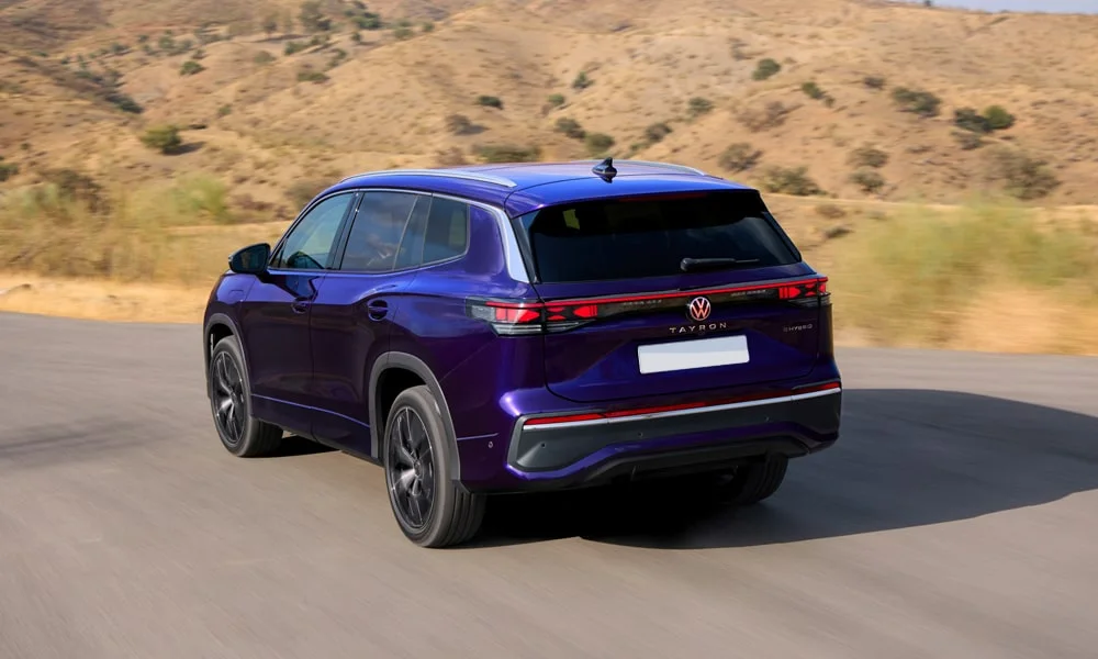 Фото Volkswagen Tayron (2024) — вид сзади, фото 4. Корма в фиолетовом цвете: графика фонарей и пластика пятой двери. Насадки выхлопа или их имитация внизу бампера различают версии Volkswagen Tayron (2024) — вид сзади, фото 4