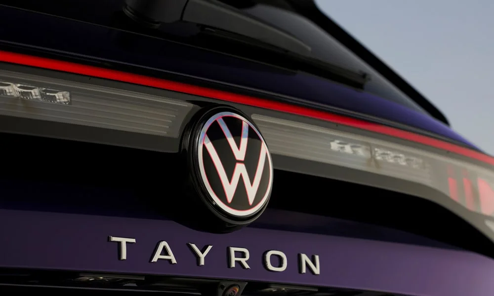 Фото Volkswagen Tayron (2024) — вид сзади, фото 5. Графика фонарей, бампер и оформление пятой двери. Насадки выхлопа или их имитация внизу бампера различают версии Volkswagen Tayron (2024) — вид сзади, фото 5