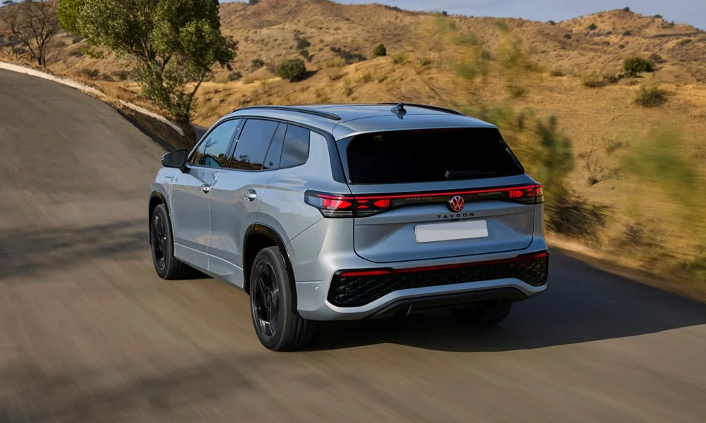 Фото Volkswagen Tayron (2024) — вид сзади, фото 8. Графика фонарей, бампер и оформление пятой двери Volkswagen Tayron (2024) — вид сзади, фото 8