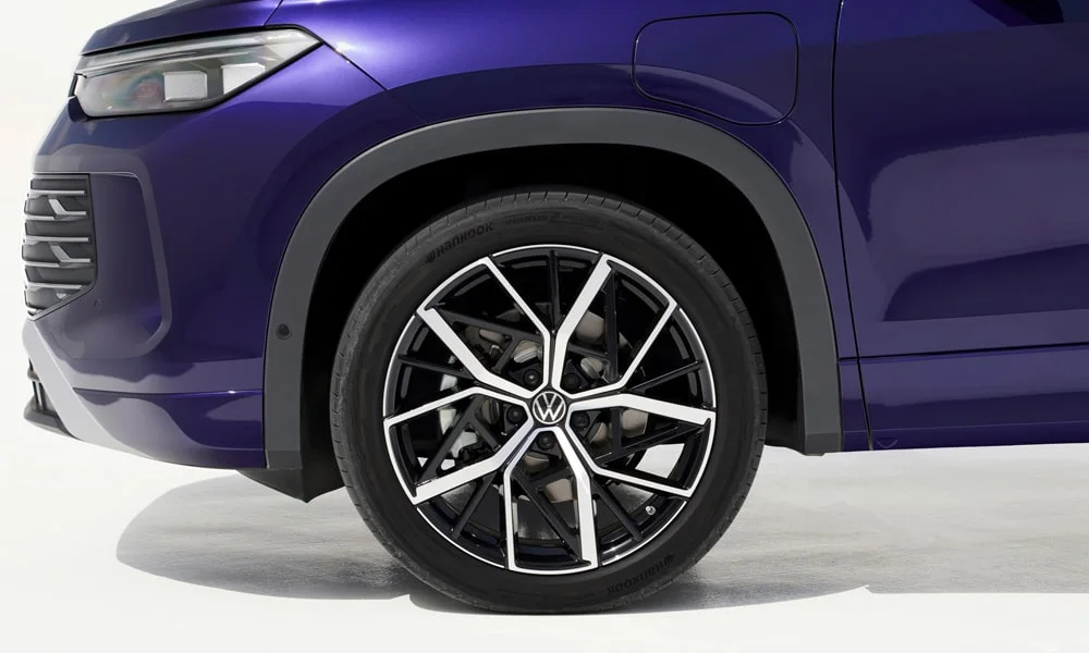 Фото Volkswagen Tayron (2024) — колесо и диск. Дизайн спиц и профиль резины крупным планом. Индекс скорости и нагрузки читается на боковине шины Volkswagen Tayron (2024) — колесо и диск