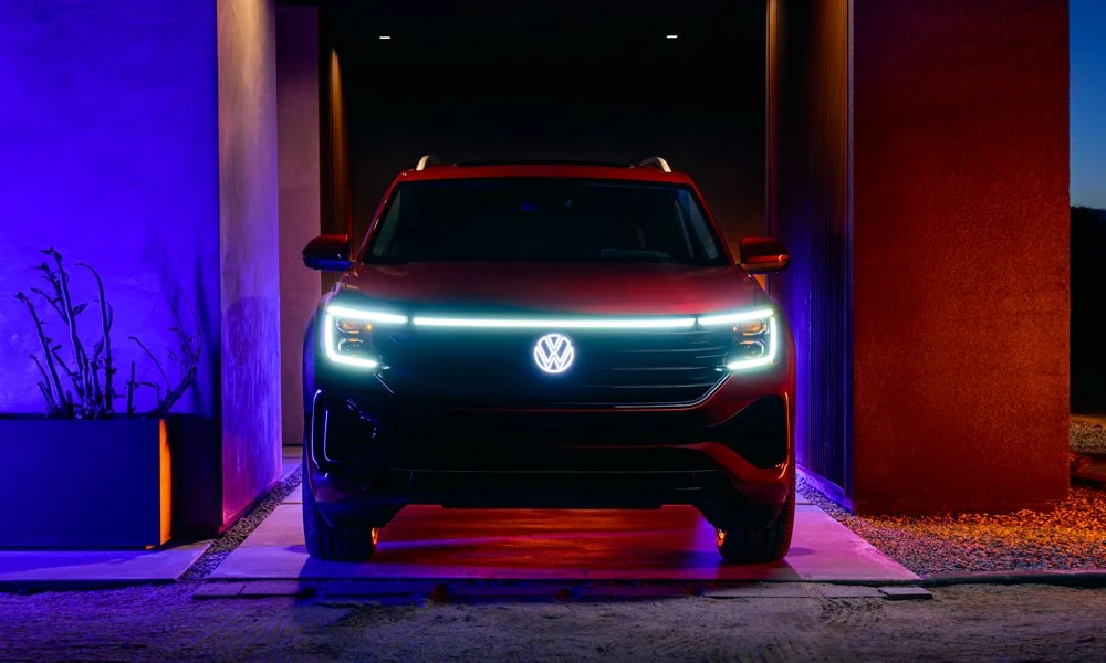 Фото Volkswagen Teramont (2024) — вид спереди, фото 6. Кузов в красном цвете: рисунок оптики и решётки задаёт узнаваемое «лицо» модели. Дневные ходовые огни включаются автоматически с запуском Volkswagen Teramont (2024) — вид спереди, фото 6