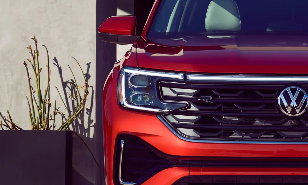 Фото Volkswagen Teramont (2024) — вид спереди, фото 7. Оптика, решётка и бампер — первое впечатление о модели. Рисунок ходовых огней — подпись модели, по нему её узнают в потоке Volkswagen Teramont (2024) — вид спереди, фото 7