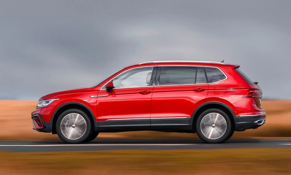 Volkswagen Tiguan Allspace (2024) — вид сбоку, фото 2