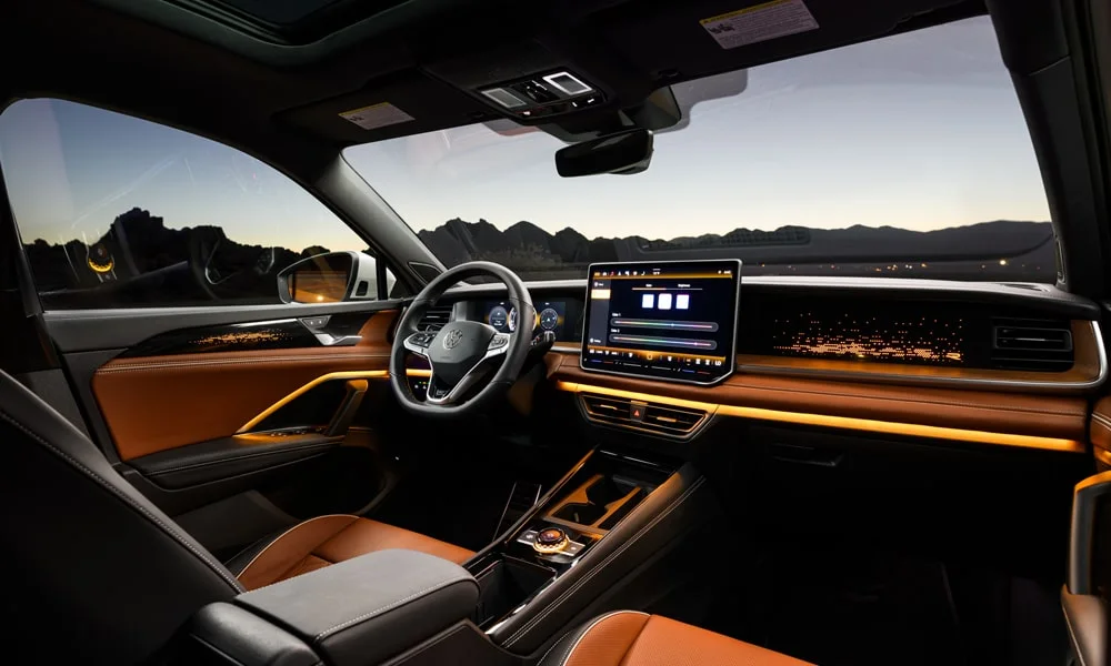 Фото Volkswagen Tiguan (2024) — передняя панель. Компоновка экранов, дефлекторов и консоли Volkswagen Tiguan (2024) — передняя панель