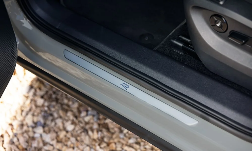 Фото Volkswagen Tiguan (2024) — дверная карта. Подлокотник, динамик и блок стеклоподъёмников Volkswagen Tiguan (2024) — дверная карта