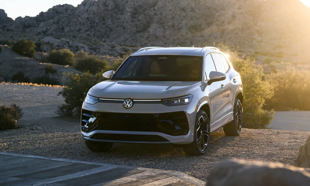Volkswagen Tiguan (2024) — вид спереди, фото 3