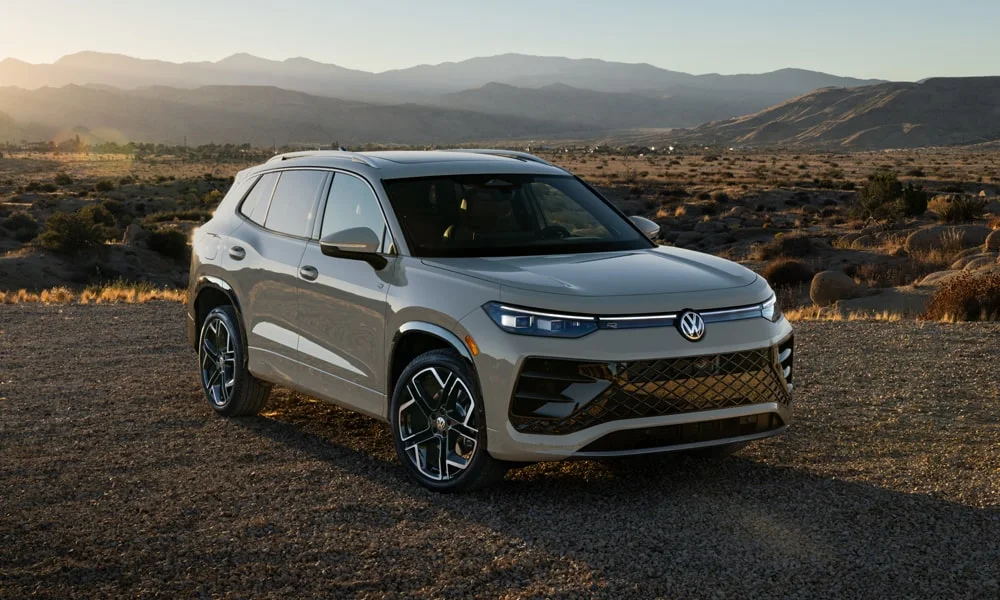 Фото Volkswagen Tiguan (2024) — вид спереди, фото 5. Анфас: пропорции капота, посадка кузова и графика ходовых огней Volkswagen Tiguan (2024) — вид спереди, фото 5