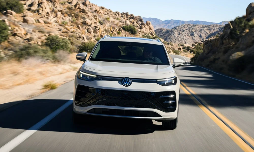 Фото Volkswagen Tiguan (2024) — вид спереди, фото 9. Анфас: пропорции капота, посадка кузова и графика ходовых огней. Рисунок ходовых огней — подпись модели, по нему её узнают в потоке Volkswagen Tiguan (2024) — вид спереди, фото 9
