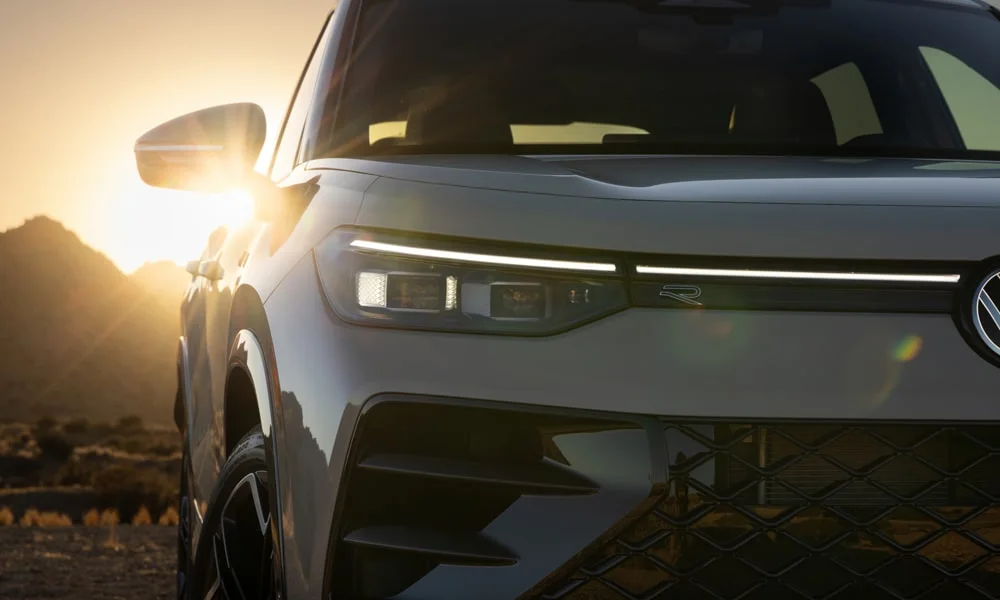 Фото Volkswagen Tiguan (2024) — вид спереди, фото 11. Оптика, решётка и бампер — первое впечатление о модели. Дневные ходовые огни включаются автоматически с запуском Volkswagen Tiguan (2024) — вид спереди, фото 11