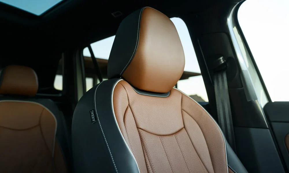 Фото Volkswagen Tiguan (2024) — интерьер, фото 2. Общий план салона: архитектура панели, консоль и кресла Volkswagen Tiguan (2024) — интерьер, фото 2