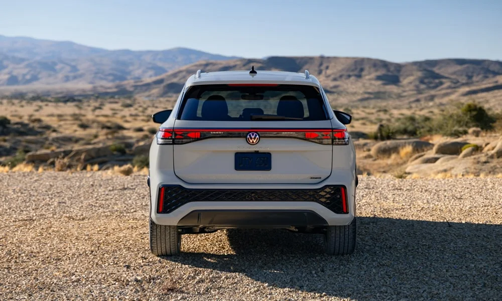 Фото Volkswagen Tiguan (2024) — вид сзади, фото 3. Графика фонарей, бампер и оформление пятой двери. Светодиодная полоса или раздельные секции — задняя оптика стала главным украшением кормы Volkswagen Tiguan (2024) — вид сзади, фото 3