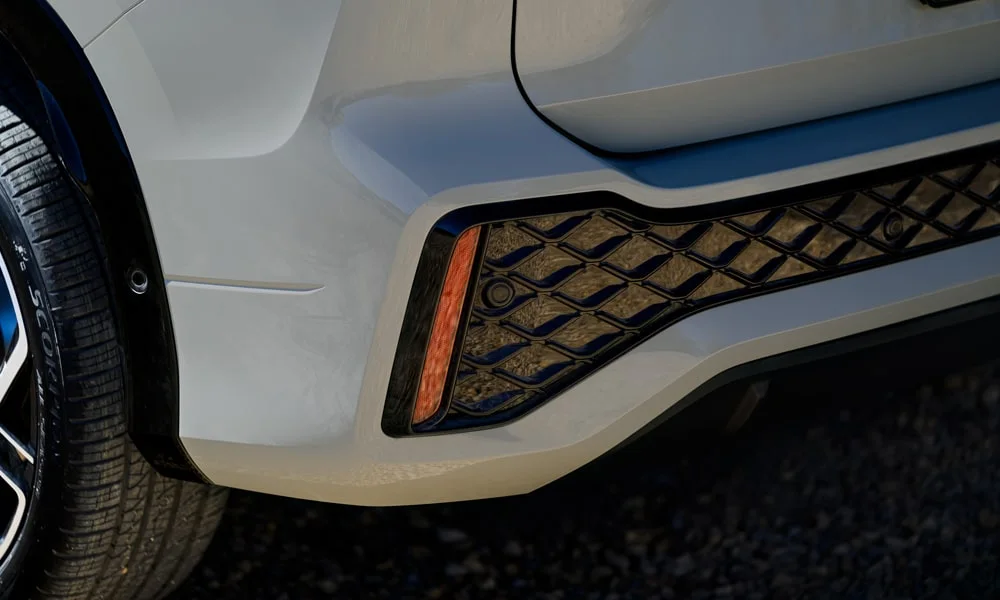 Фото Volkswagen Tiguan (2024) — вид сзади, фото 4. Графика фонарей, бампер и оформление пятой двери. Насадки выхлопа или их имитация внизу бампера различают версии Volkswagen Tiguan (2024) — вид сзади, фото 4