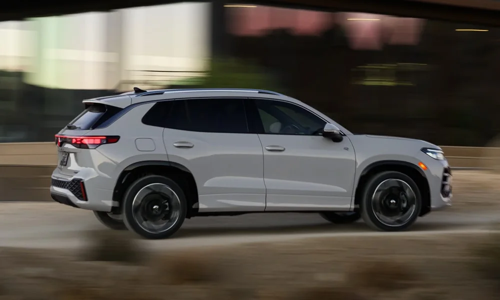 Фото Volkswagen Tiguan (2024) — вид сзади, фото 6. Графика фонарей, бампер и оформление пятой двери Volkswagen Tiguan (2024) — вид сзади, фото 6