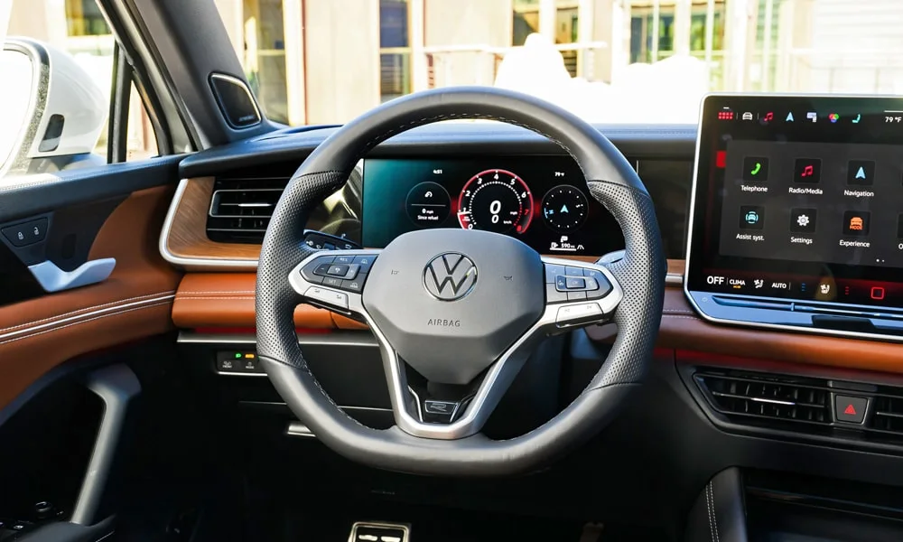 Фото Volkswagen Tiguan (2024) — руль. Обшивка обода и компоновка спиц крупным планом Volkswagen Tiguan (2024) — руль
