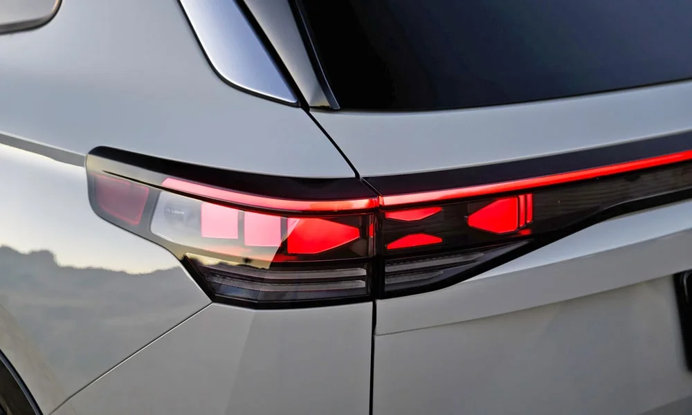 Фото Volkswagen Tiguan (2024) — задние фонари. Графика секций крупным планом — ночная подпись модели. Динамические поворотники с бегущей индикацией встречаются в старших комплектациях Volkswagen Tiguan (2024) — задние фонари