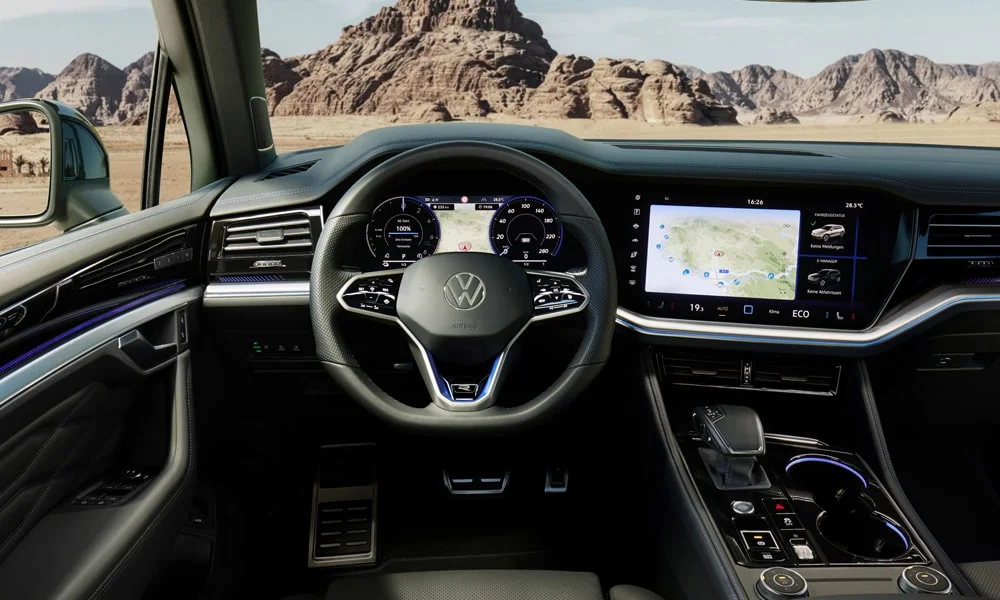 Фото Volkswagen Touareg (2024) — передняя панель. Компоновка экранов, дефлекторов и консоли. Минимум физических кнопок — ставка на экранное управление Volkswagen Touareg (2024) — передняя панель