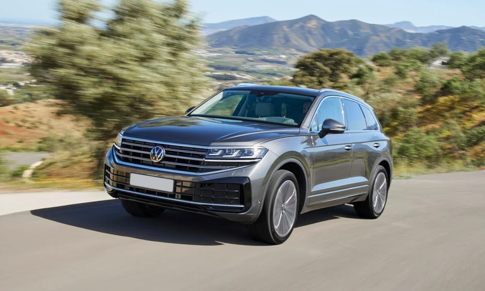 Фото Volkswagen Touareg (2024) — вид спереди, фото 4. Анфас: пропорции капота, посадка кузова и графика ходовых огней. Дневные ходовые огни включаются автоматически с запуском Volkswagen Touareg (2024) — вид спереди, фото 4